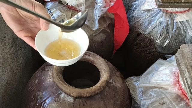 农村这种酿酒方式你见过吗?用纯粮食酿造的米酒,全村都是酒香