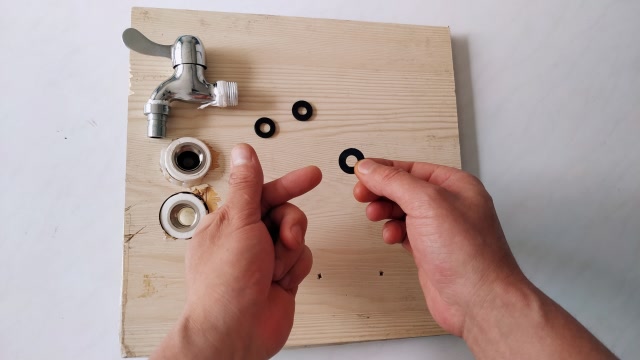 安装水龙头,怎么拧都是漏水,别急,一招帮你解决