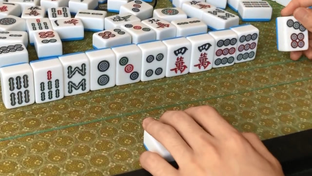 麻将:小伙摸到7饼,竟然不杠一下!这是准备玩什么