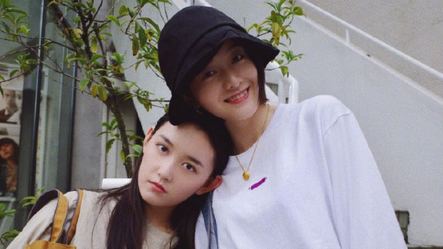 蒋依依张雪迎同框比美,看到两人的素颜合照,谁是真女神一目了然
