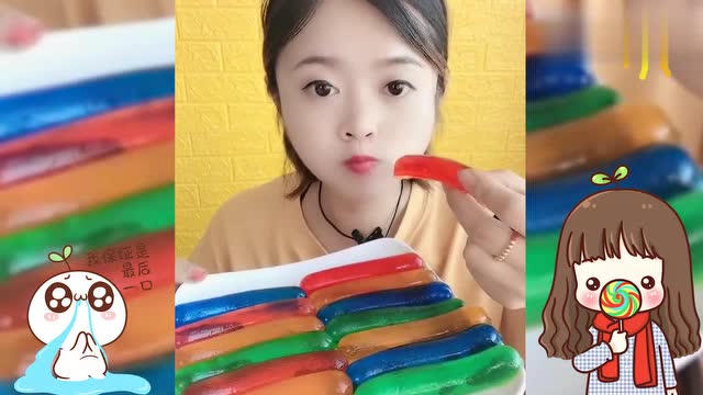 大妹子直播吃美味的彩色果冻香肠,看着就过瘾,我向往的生活