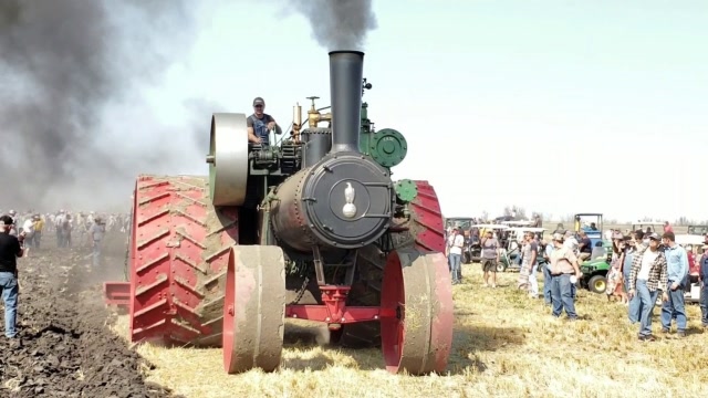 1904年的美国蒸汽拖拉机,看到拖拉机背后时,网友:差距啊!