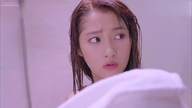 关晓彤在洗澡,让鹿晗把毛巾递给他,鹿晗动作太慢被踢飞