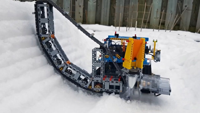 牛人用乐高积木拼出遥控铲雪车,启动后才知道有多强大