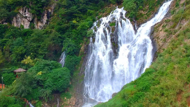 航拍六盘水滴水岩瀑布,如同1幅水墨画,哪位高人来吟诗一首?