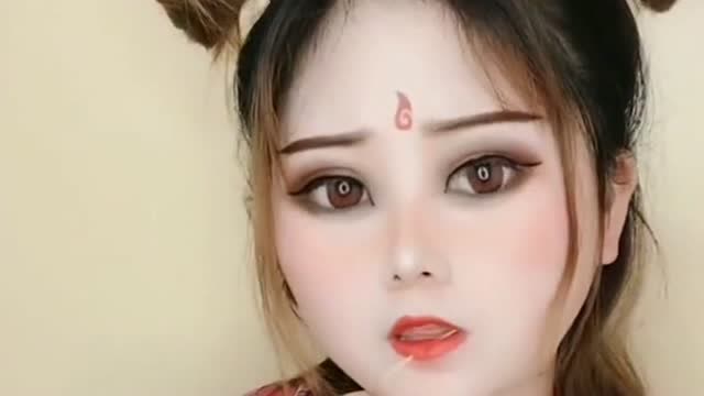 火爆全网的哪吒,网红小姐姐也来凑热闹,这一幕太可爱了!