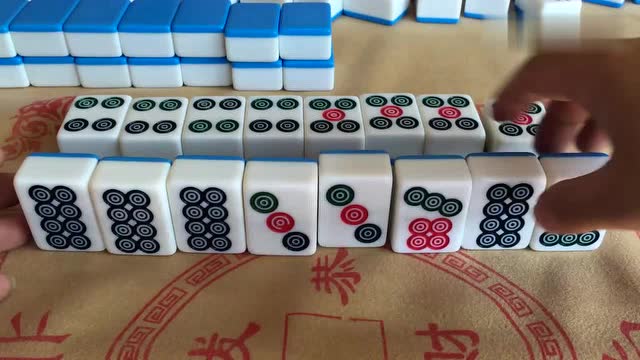 农村小伙子打麻将杠上加杠,摸到八筒就不知道怎么办了,高手看看