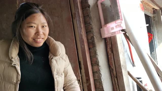 农村媳妇给娘家新房子装门,聪明能干,而且还很自信