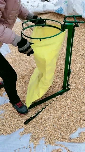 牛人设计的装粮食神器,省时又省力,佩服劳动者的智慧