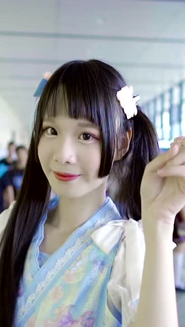 有点婴儿肥的小姐姐旋转的双马尾真好看