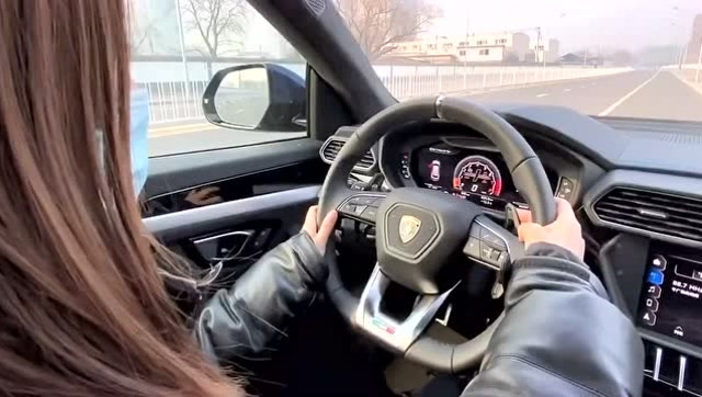 女富婆开兰博基尼大牛,真是美女配豪车,人生赢家啊!