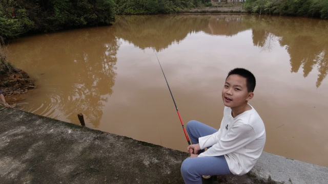 朋友拖家带口来鱼塘钓鱼,小孩第一次钓到大鱼,兴奋不已