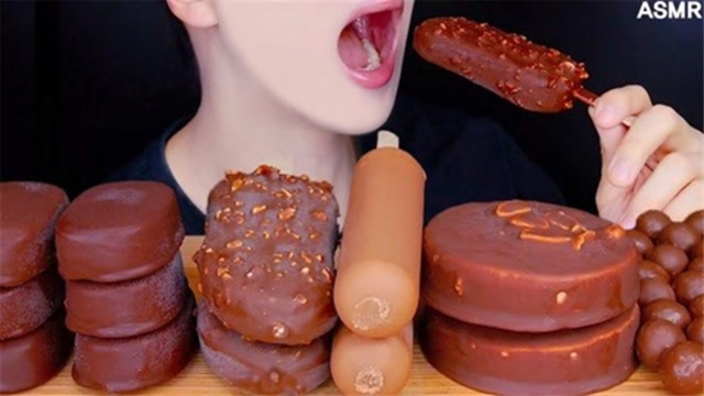 解压咀嚼音吃播:吃嘎嘣脆巧克力雪糕,甜蜜冰凉爽翻!