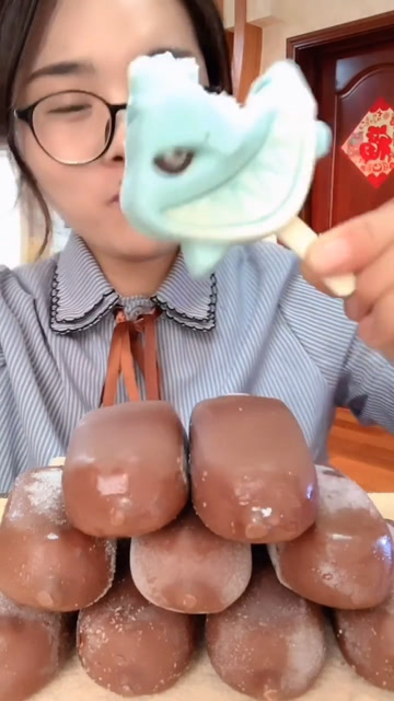 今天来吃一个小鲨鱼的雪糕,咸咸的特别好吃!