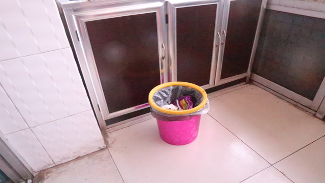 家里的垃圾桶,切记别放在这4个地方,好多人还不清楚,快拿走