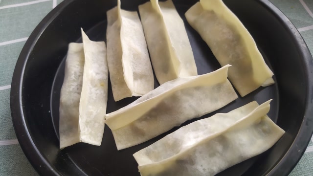 三鲜锅贴的隐藏包法,不用和面超级简单,皮焦馅嫩想吃就在家做