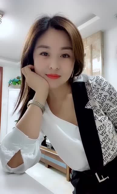 清纯玉女完美身材,这是耐看型的美女,越看越迷人!