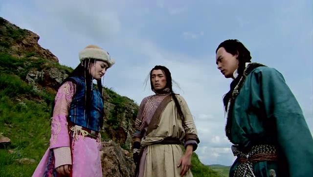 郭靖看见白雕殉情自杀,担心小雕的安危,竟然要爬上悬崖救小雕!