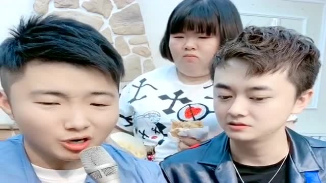 网红歌手白小白,把点歌的人改编,为徒弟大萌量身改编成点餐的人!