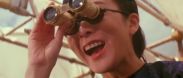 黄飞鸿:猪肉荣把唱戏的赶走了,自己上去唱戏,十三姨哈哈大笑!