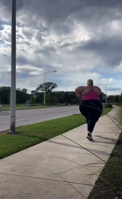 国外疫情期间美国美女天天宅家里胖成了球跑起来全身的肉都在颤抖