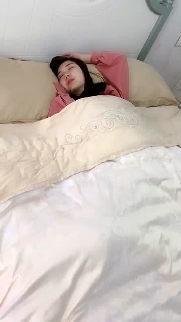有经验的女人睡觉都爱的姿势,美女睡着男友掀开被子太惊讶