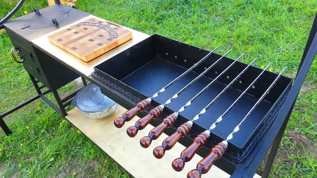 一般烧烤架不好用,大哥自制一个多功能的,人有手艺就是这么出色