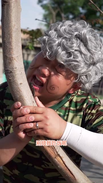 这家人也太穷了,妈妈用擀面杖挤牙膏,爸爸直接啃树皮