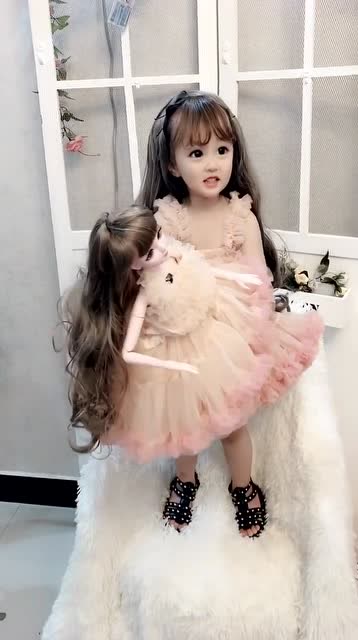 这就是真正的芭比娃娃,小女孩浓眉大眼樱桃小嘴,长大又是个女神