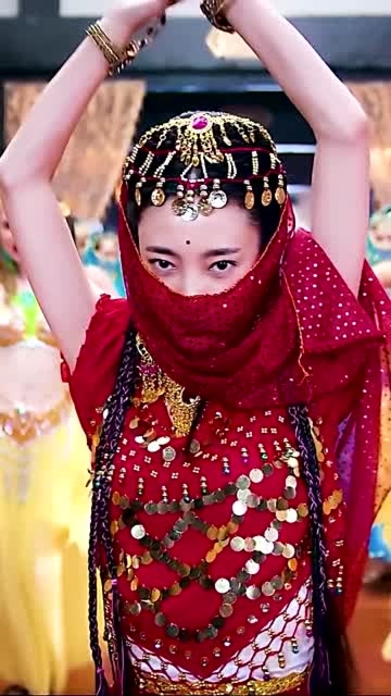 回眸一笑百媚生,王丽坤是不是太美了?虽然蒙面但舞蹈跳得还不错