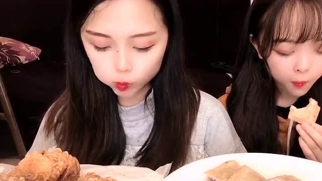 美女姐妹花直播吃香芋派,看着还不错,吃货向往的生活