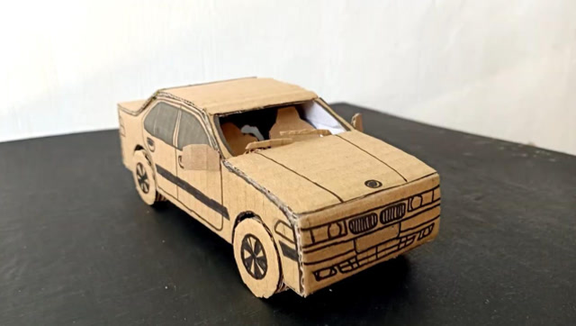 小伙用旧纸箱,制作了一辆宝马3系豪华轿车,看上去真的很像!