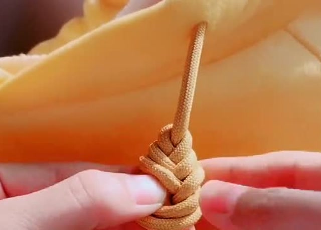 超火的卫衣琵琶结原来是这样系出来的,超简单的!