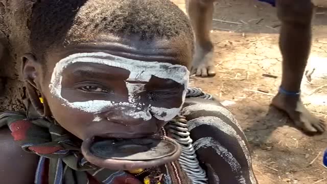 唇盘族人吃饭,你绝对没有见过的吃法, 自带小碟不耽误,真牛?