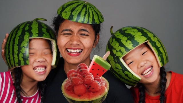 吃货母女解锁西瓜新吃法,头戴西瓜皮享用美食,是不是很奇葩?