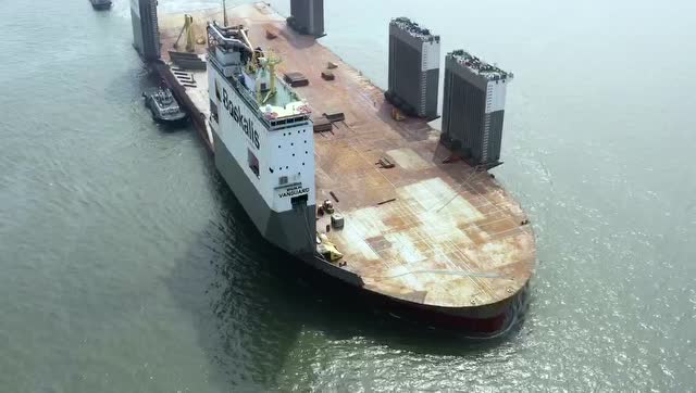 全球最大半潜船"博卡先锋"号