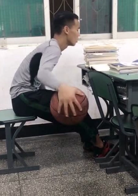 高中生上课期间在教室打篮球,看到六块腹肌后我很佩服他