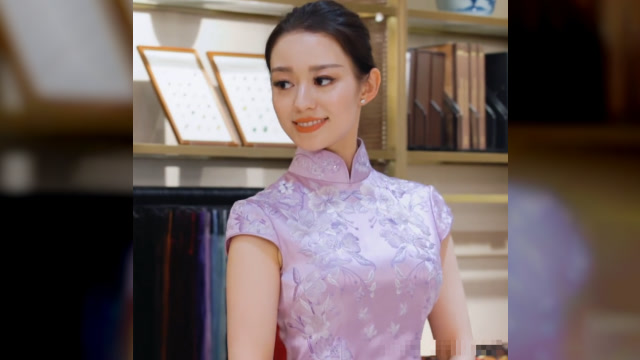 吉娜做旗袍量体,郎朗张开双臂,挡镜头不让拍,真是个"小气包"