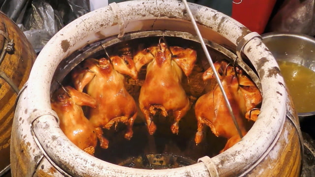 泰国街头美食,大瓦缸现场烧鸡,香脆滚热辣