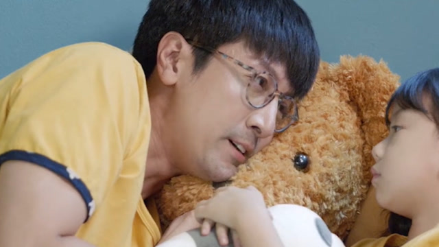 安安跟许朗住在一起,坐沙发上玩游戏,一家四口齐全了