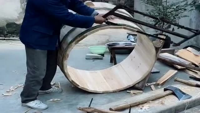 这样做出来的木桶,才是最结实的,农民工就是这么伟大!