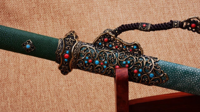 小哥捡了一把破旧希腊剑,修复翻新后的样子,赚大发了!