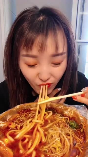 小姐姐端这么大一碗米线吸溜的太香了,看着都想吃啊!