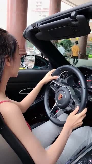 美女开着718敞篷跑车,侧颜太美了,看着她柔弱的样子我想保护她