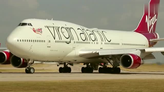 实拍世界上最大的客机波音747飞机起飞!太壮观了!引擎声巨响