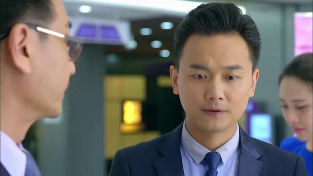 董事长微服私访促销会,不料灰姑娘不认得他,把他当普通顾客