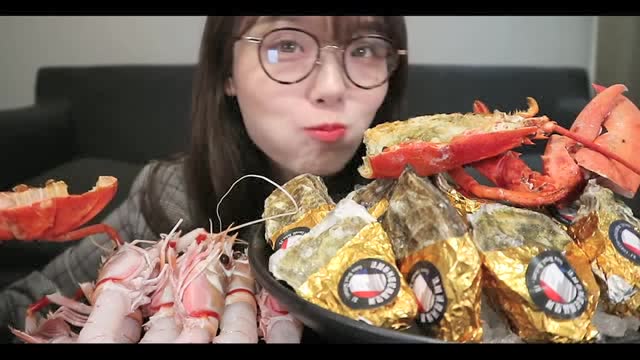 哎哟阿尤:小姐姐教你涂了口红要这么优雅的吃龙虾