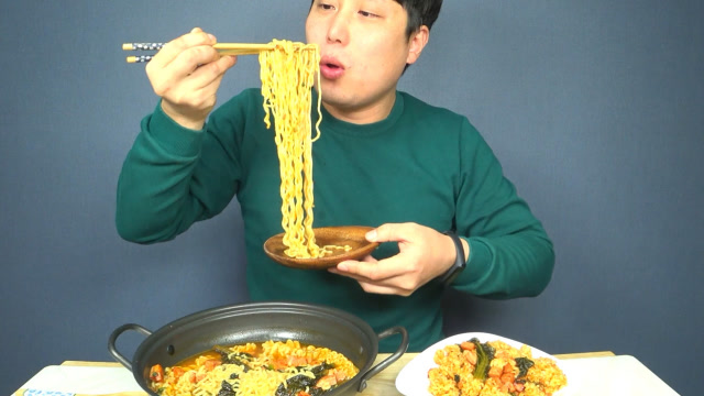 韩国吃货大叔,吃辣汤方便面,搭配炒饭,看看这吃相,吃得太香了