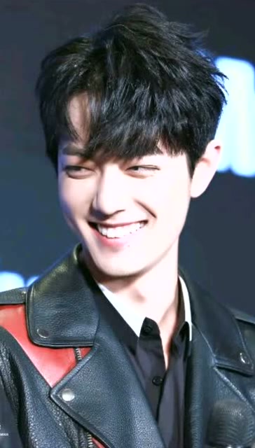 肖战:怎么会有笑容这么干净好看的男孩子