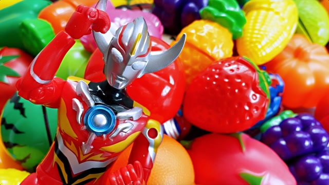 欧布奥特曼水果堆里找神秘宝藏变形奥特蛋